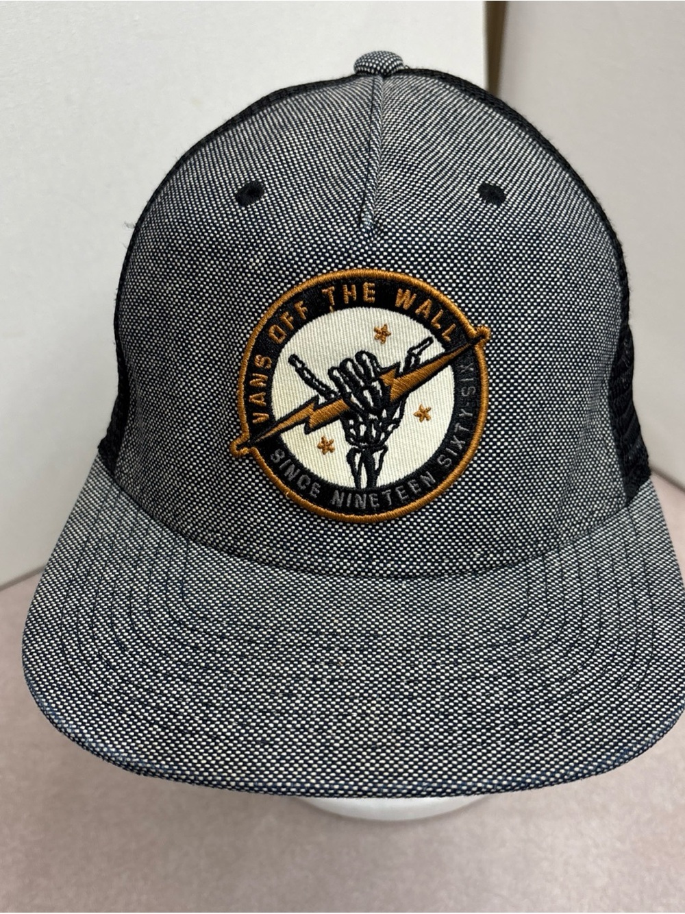 Vans Off The Wall Skeleton Hand Holding Lightning Bolt Mesh Snapback Trucker Hat